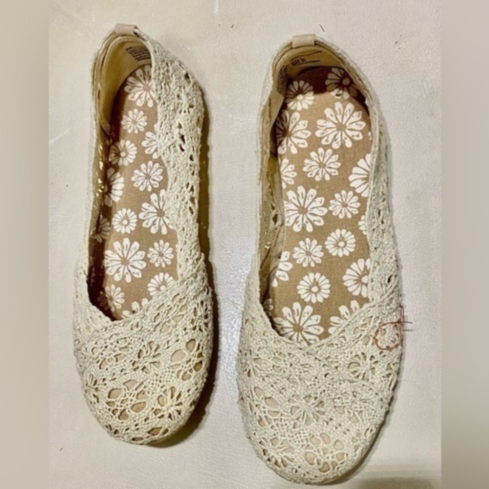 FADED GLORY WHITE LSCE FLATS SIZE 7